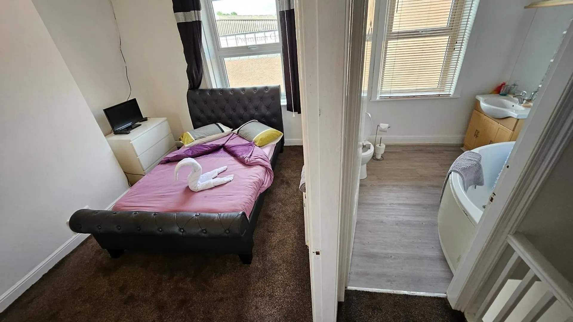 The Luxe - Entire House Hotel Huddersfield Guest house